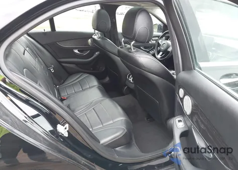 2015 Mercedes-Benz C 300 4Matic z USA, uszkodzony, nr VIN 55SWF4KB1FU061056